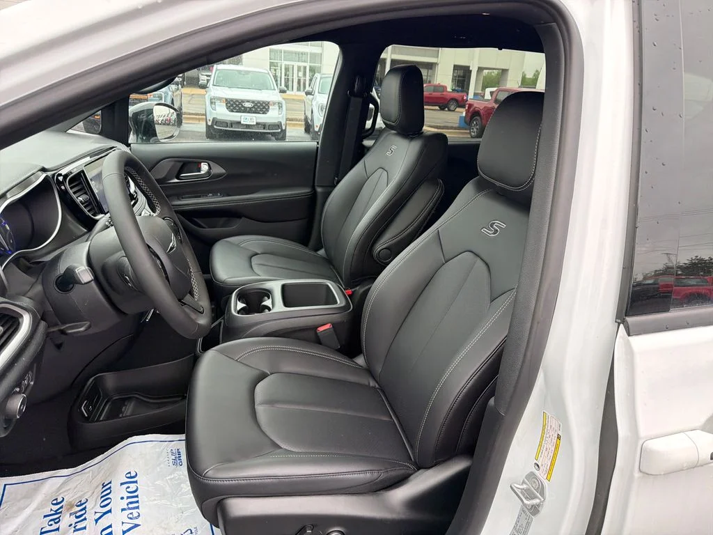 2026 Chrysler Pacifica Select - Photo 9