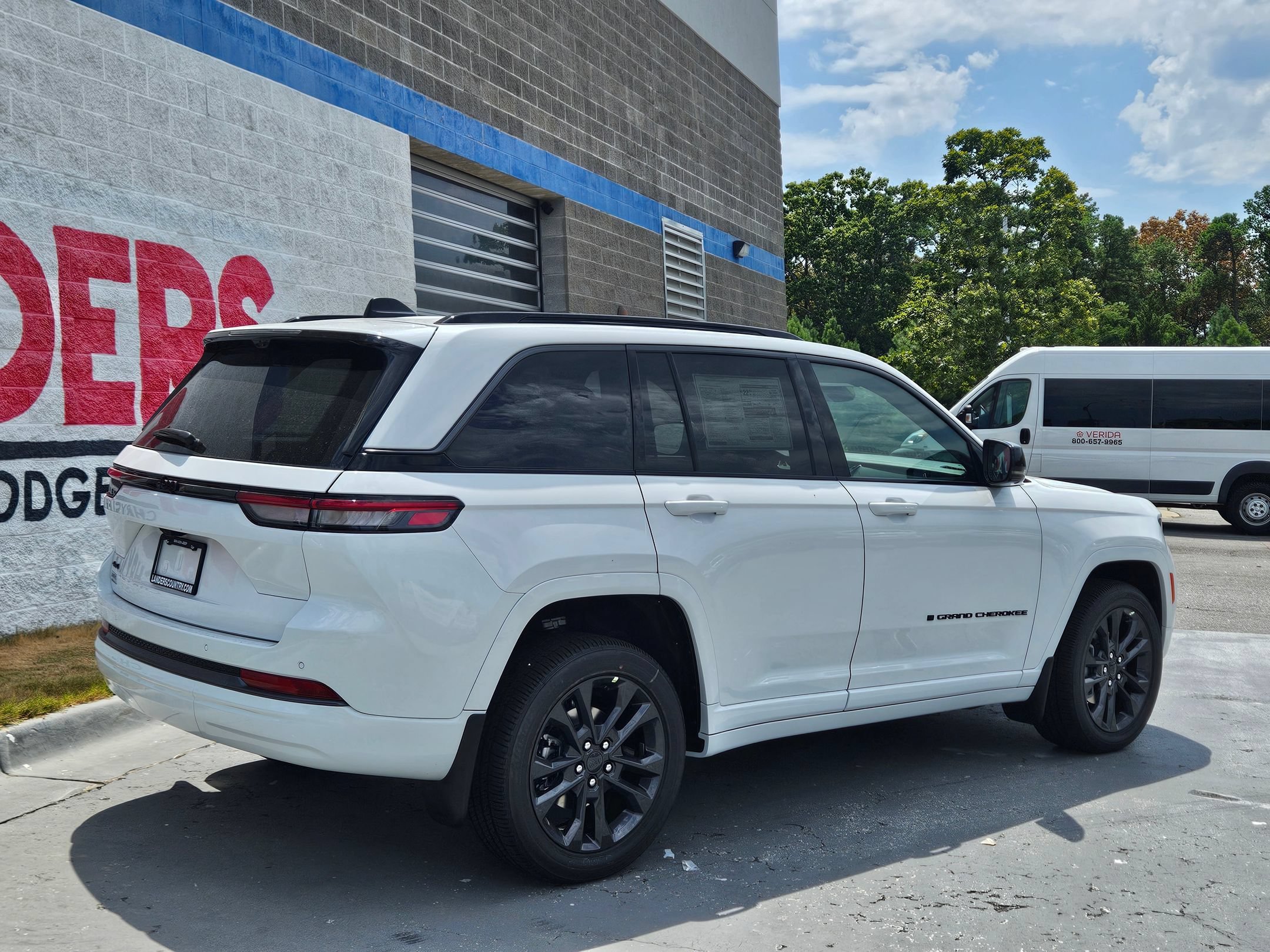 New 2026 Bright White Clear-Coat Exterior Paint Jeep Limited Reserve image 7