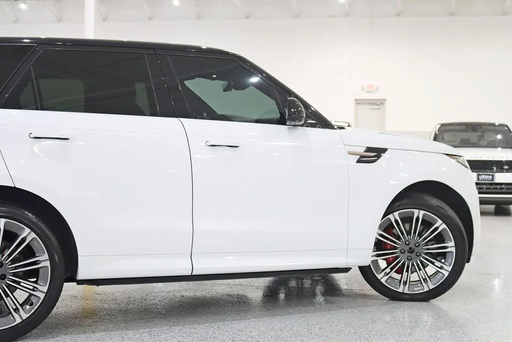 Used 2024  Land Rover Dynamic SE image 12