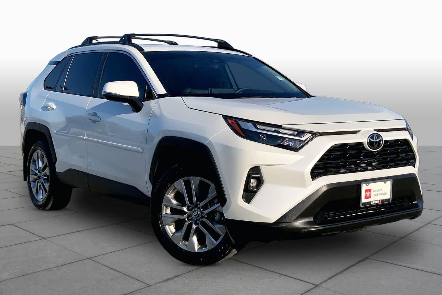 Used 2025 Wind Chill Pearl Toyota XLE Premium image 3
