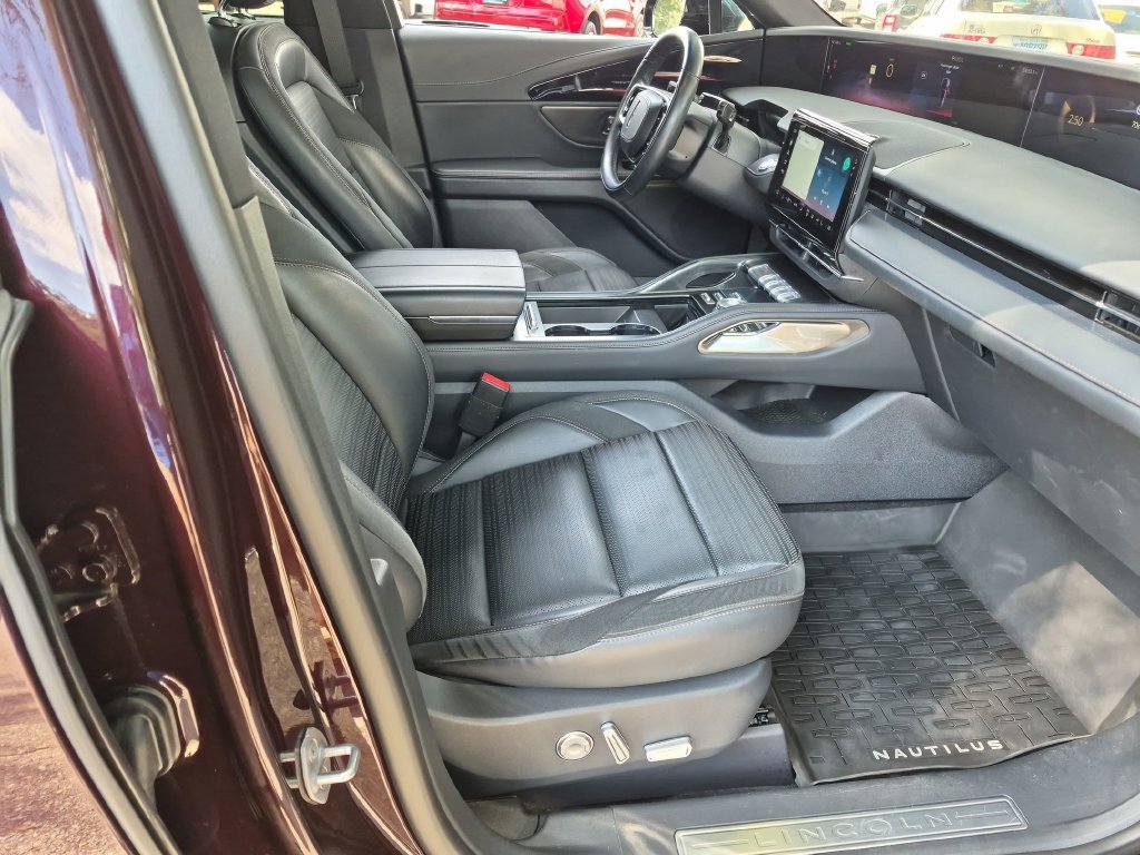 Used 2024 Red Lincoln Reserve image 30