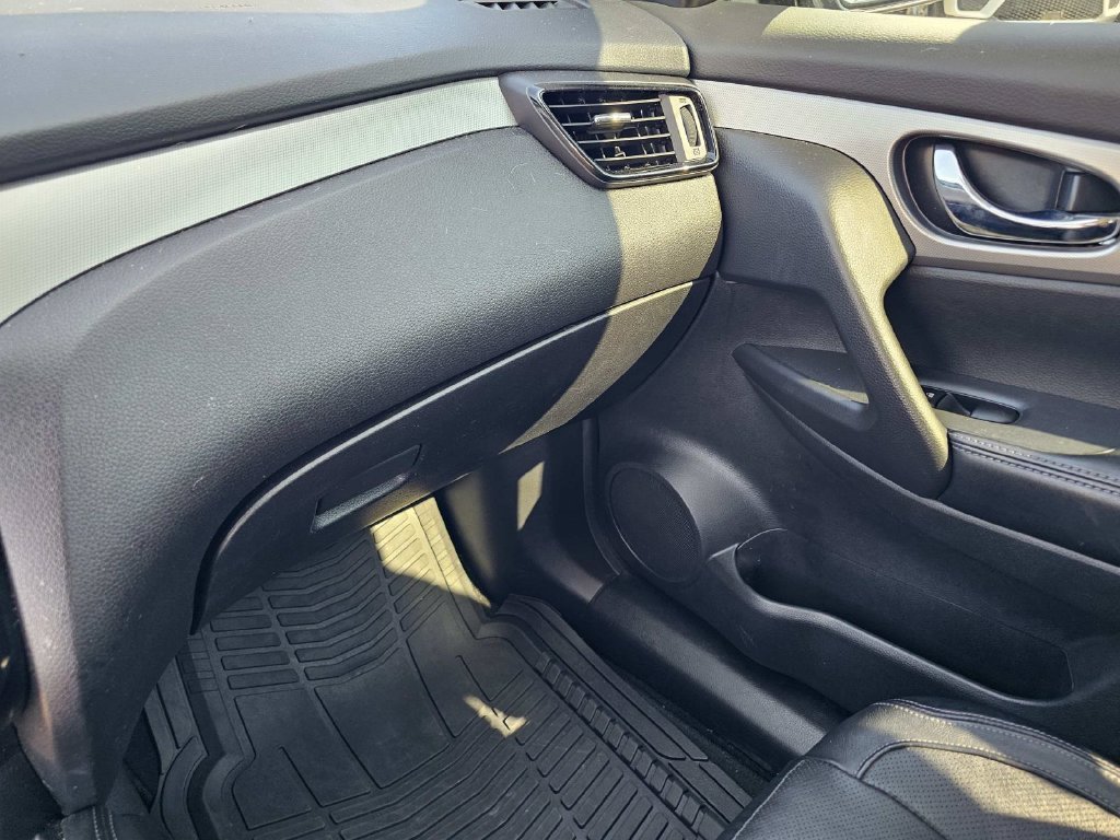 Used 2020 Gray Nissan SL image 33