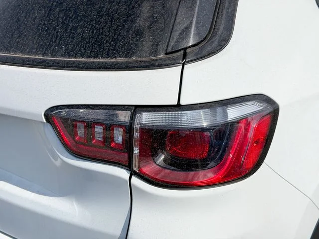New 2026 Bright White Clear-Coat Exterior Paint Jeep Latitude image 6