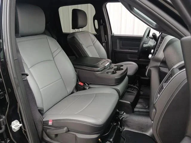 New 2026 Diamond Black Crystal Pearl-Coat Exterior Paint RAM TRADESMAN image 30