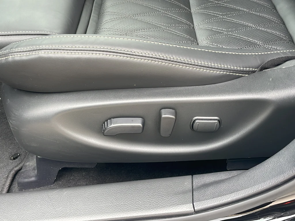 Used 2023 Black Nissan Platinum image 33