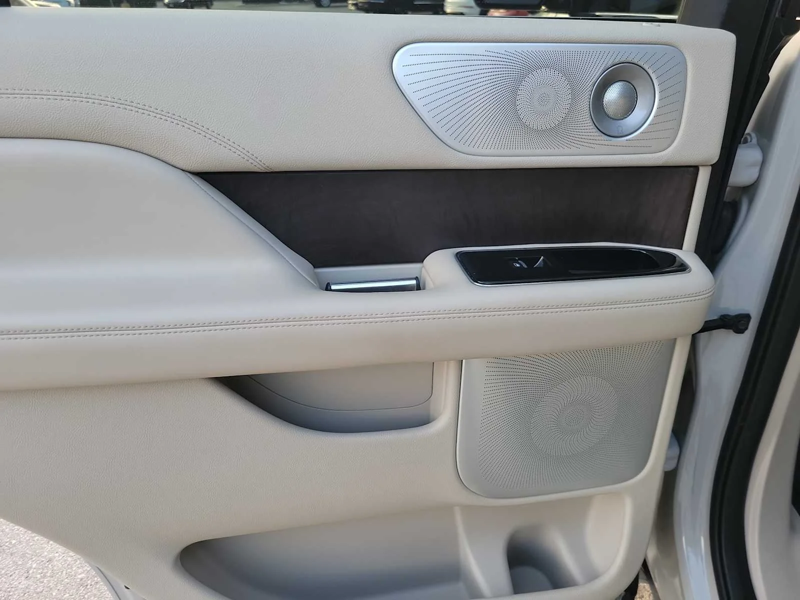 Used 2020 White Lincoln Reserve image 14