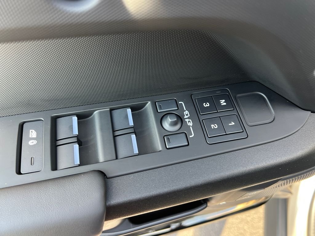 Used 2025 Brown Land Rover OCTA image 11