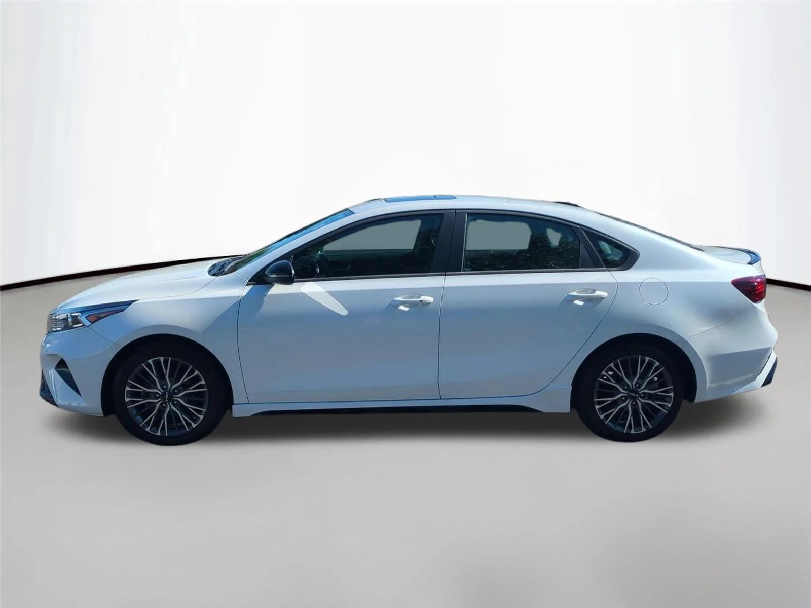 Used 2024 Snow White Pearl Kia GT-Line image 2