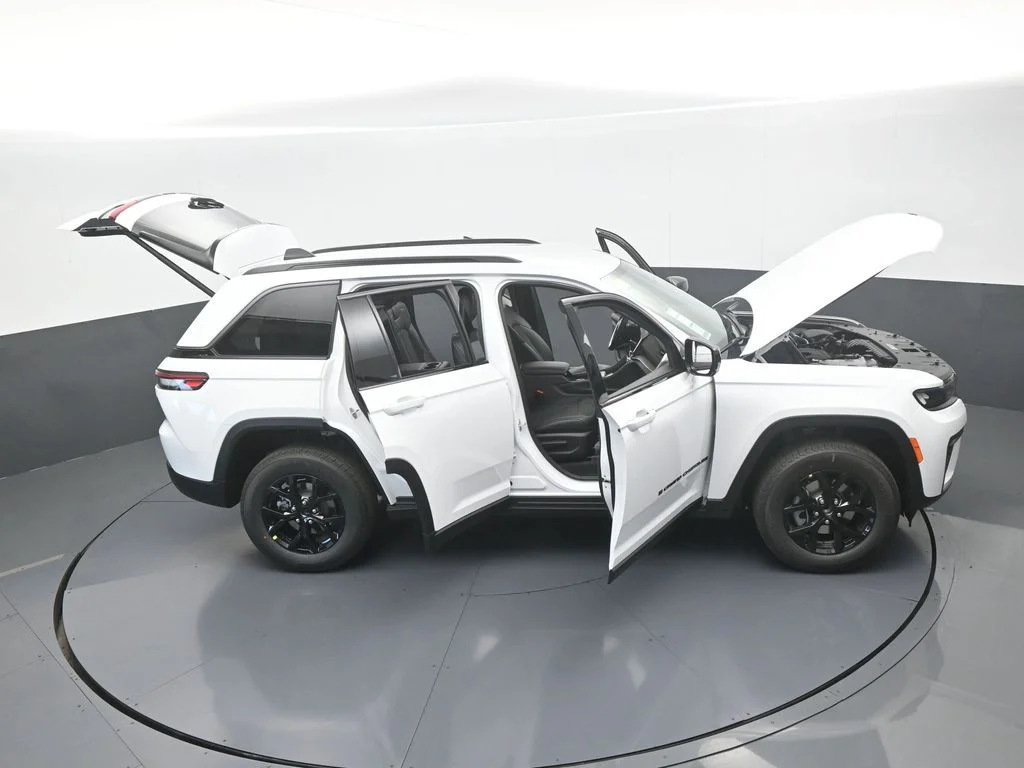 New 2026 Bright White Clear-Coat Exterior Paint Jeep Laredo image 68