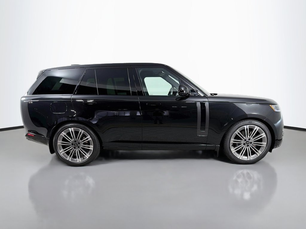 New 2027 Santorini Black Land Rover SE image 4