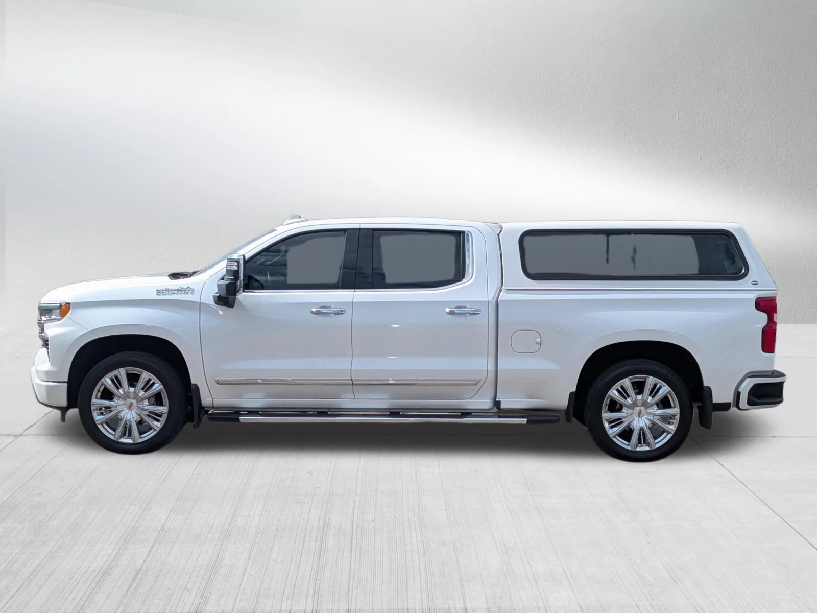 Used 2024 Iridescent Pearl Tricoat Chevrolet High Country image 4