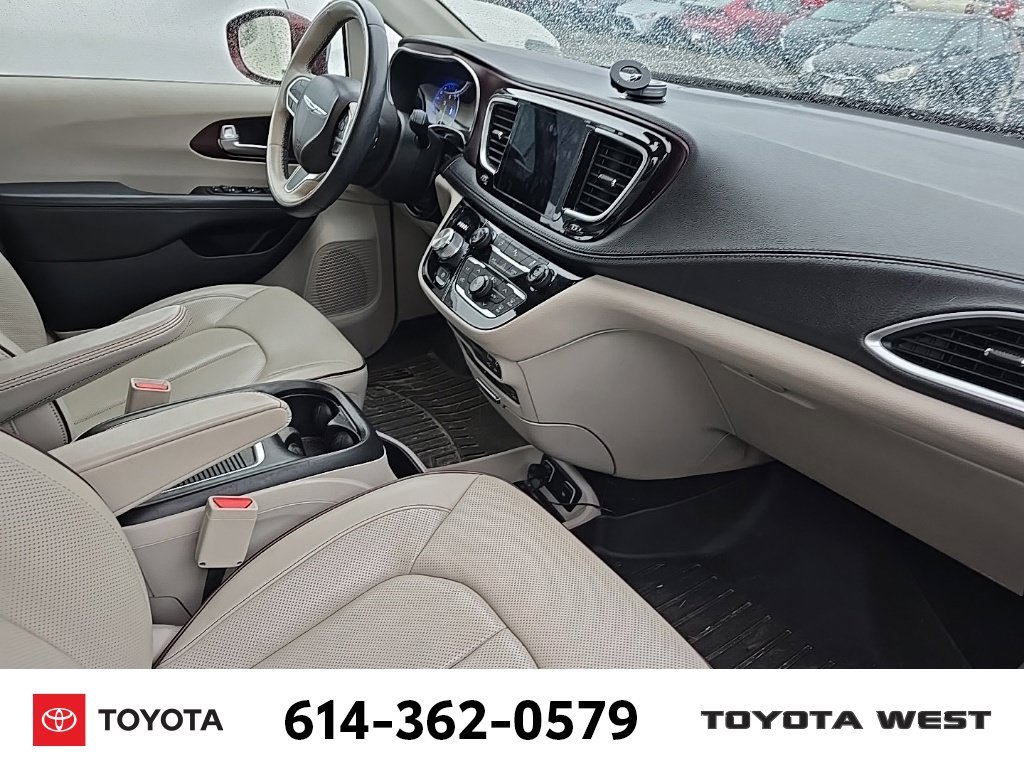 Used 2018 Red Chrysler Limited image 12