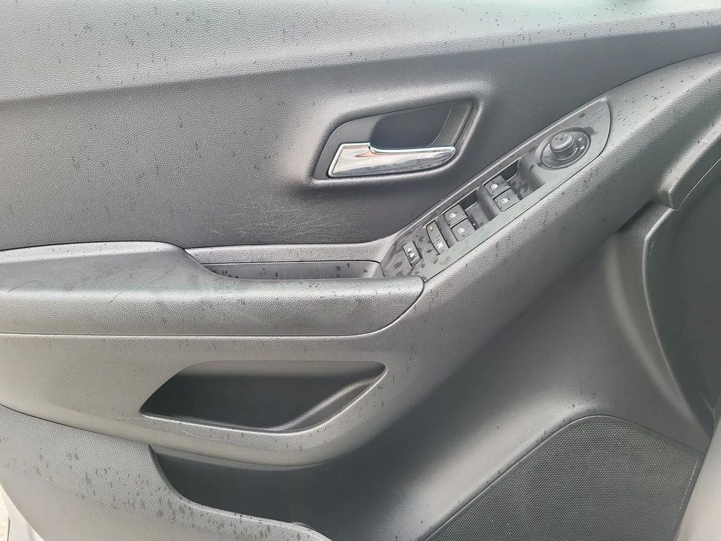 Used 2022 Silver Ice Metallic Chevrolet LT image 27