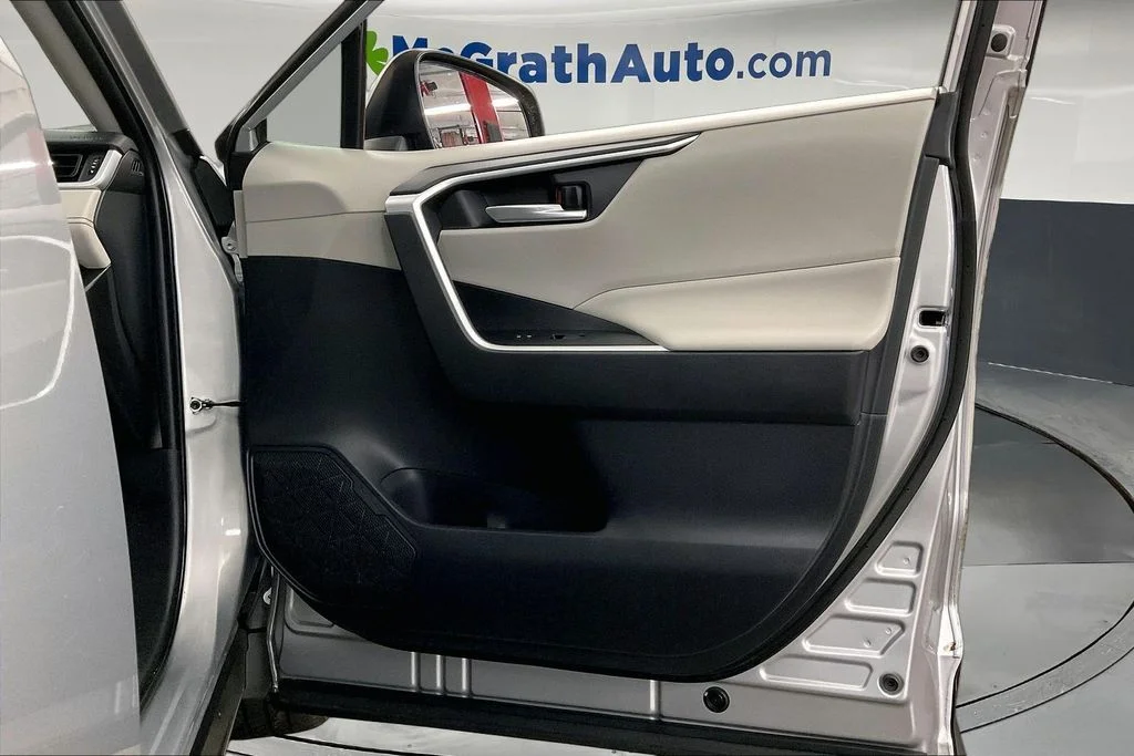 Used 2019 Silver Toyota XLE Premium image 28