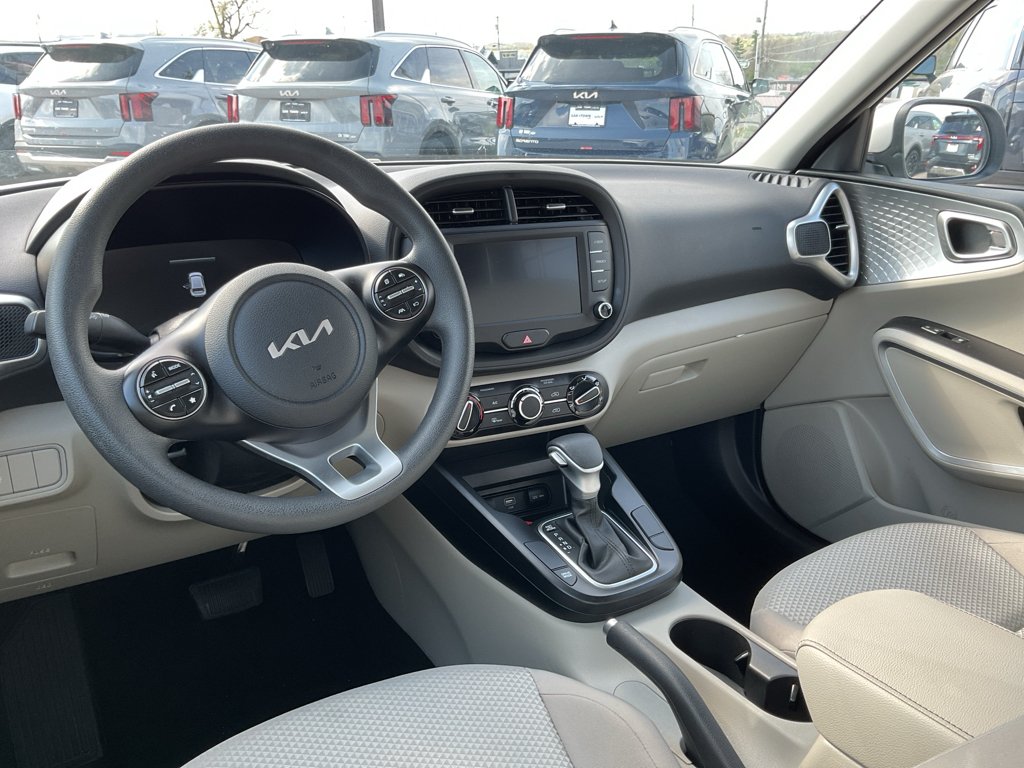 Used 2025 Whi Kia LX image 17