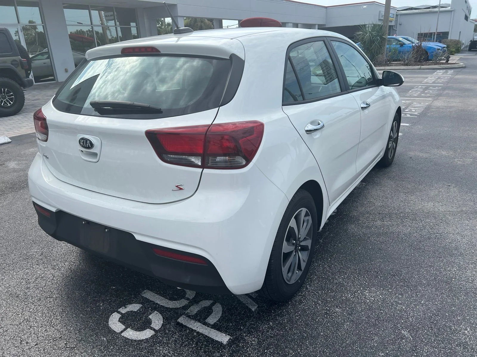 Used 2021 White Kia S image 6