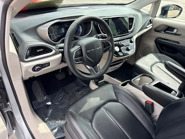 Used 2024 Silver Chrysler Select image 2