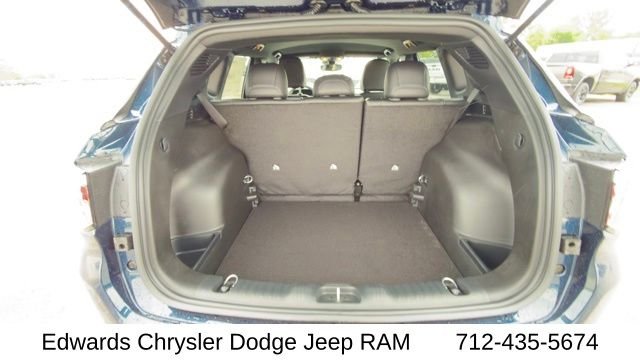 New 2026 Fathom Blue Pearl-Coat Exterior Paint Jeep Latitude image 30