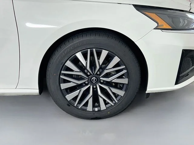 Used 2025 White Nissan 2.5 SV image 35