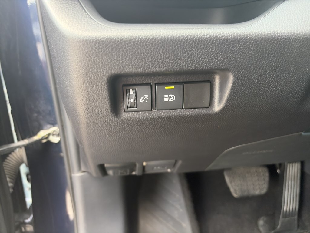 Used 2025  Toyota XLE image 19
