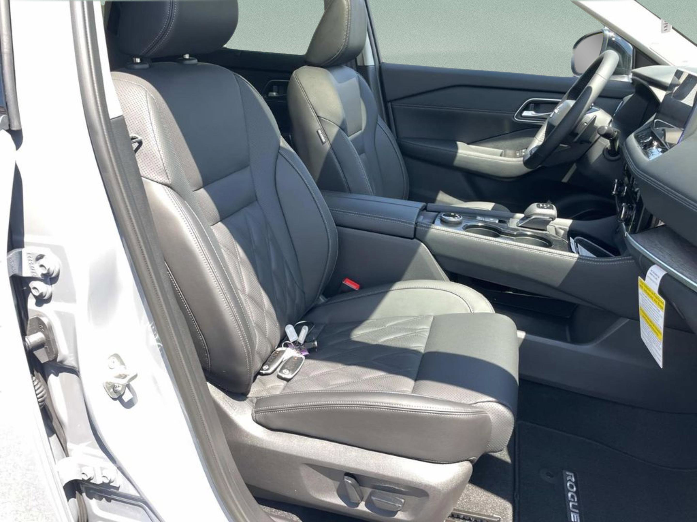 New 2026 Boulder Gray Pearl / Super Black Two-tone Nissan Platinum image 17