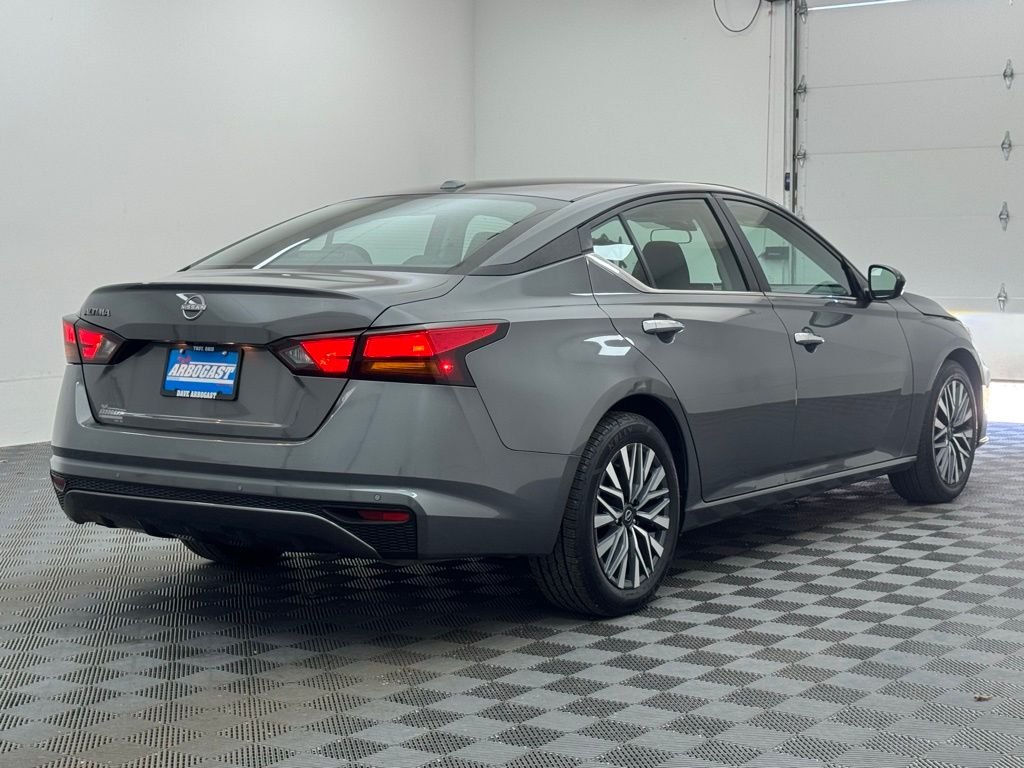 Used 2025 Gun Metallic Nissan 2.5 SV image 5