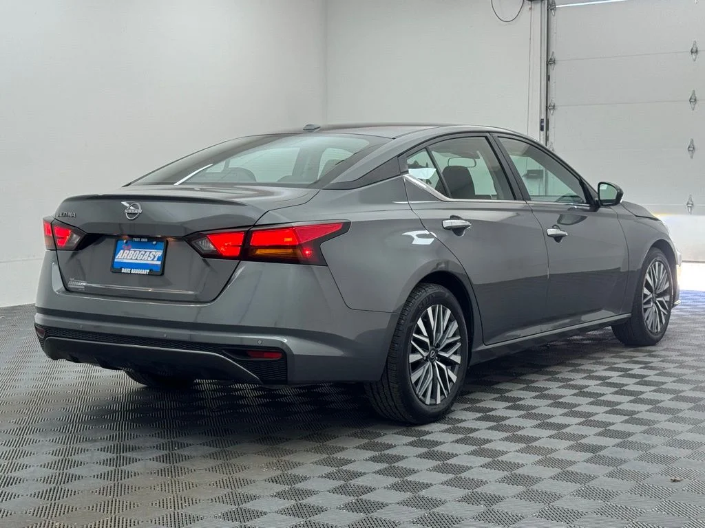 Used 2025 Gun Metallic Nissan 2.5 SV image 5