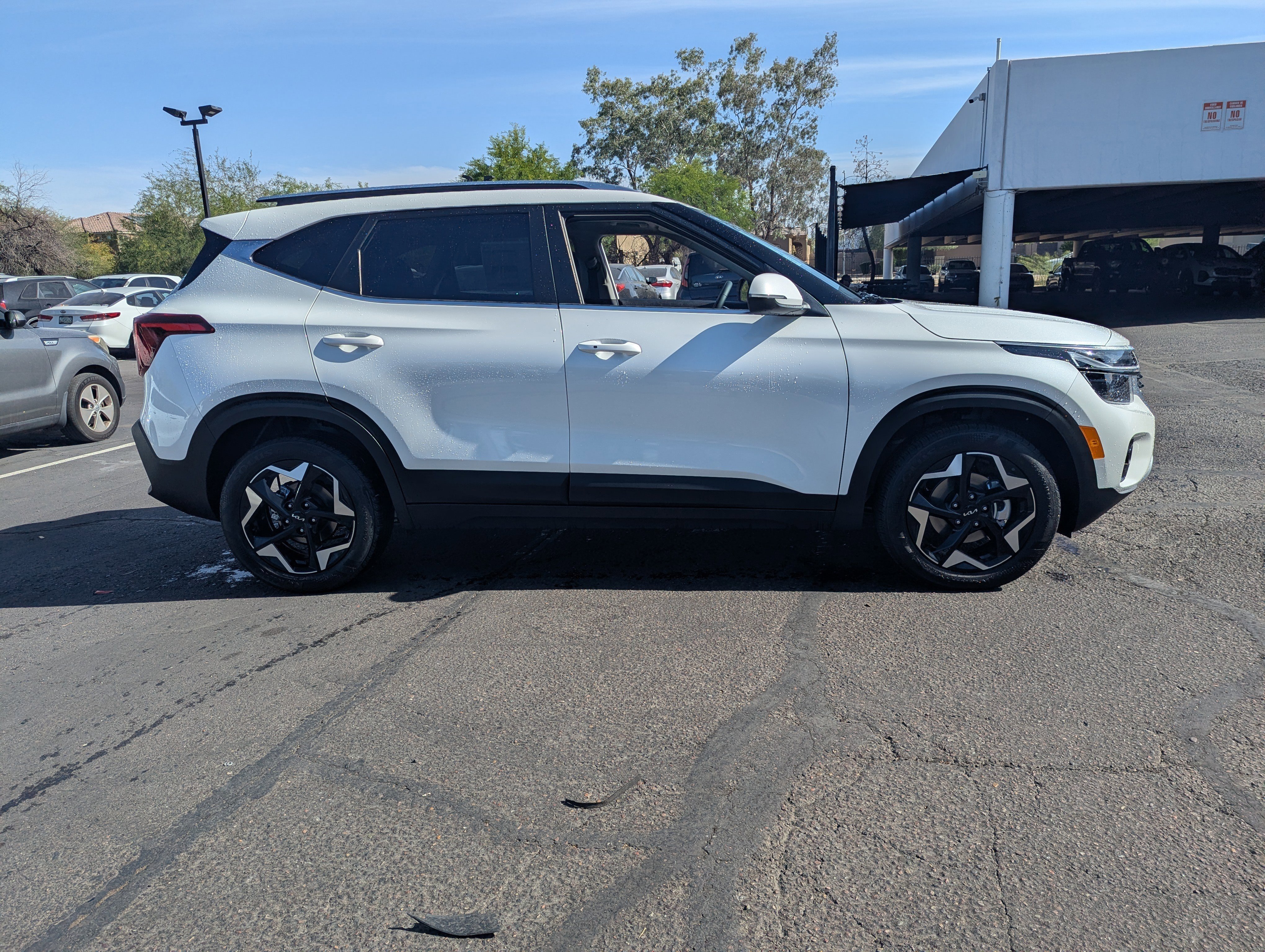 New 2026 Snow White Pearl Kia EX image 2
