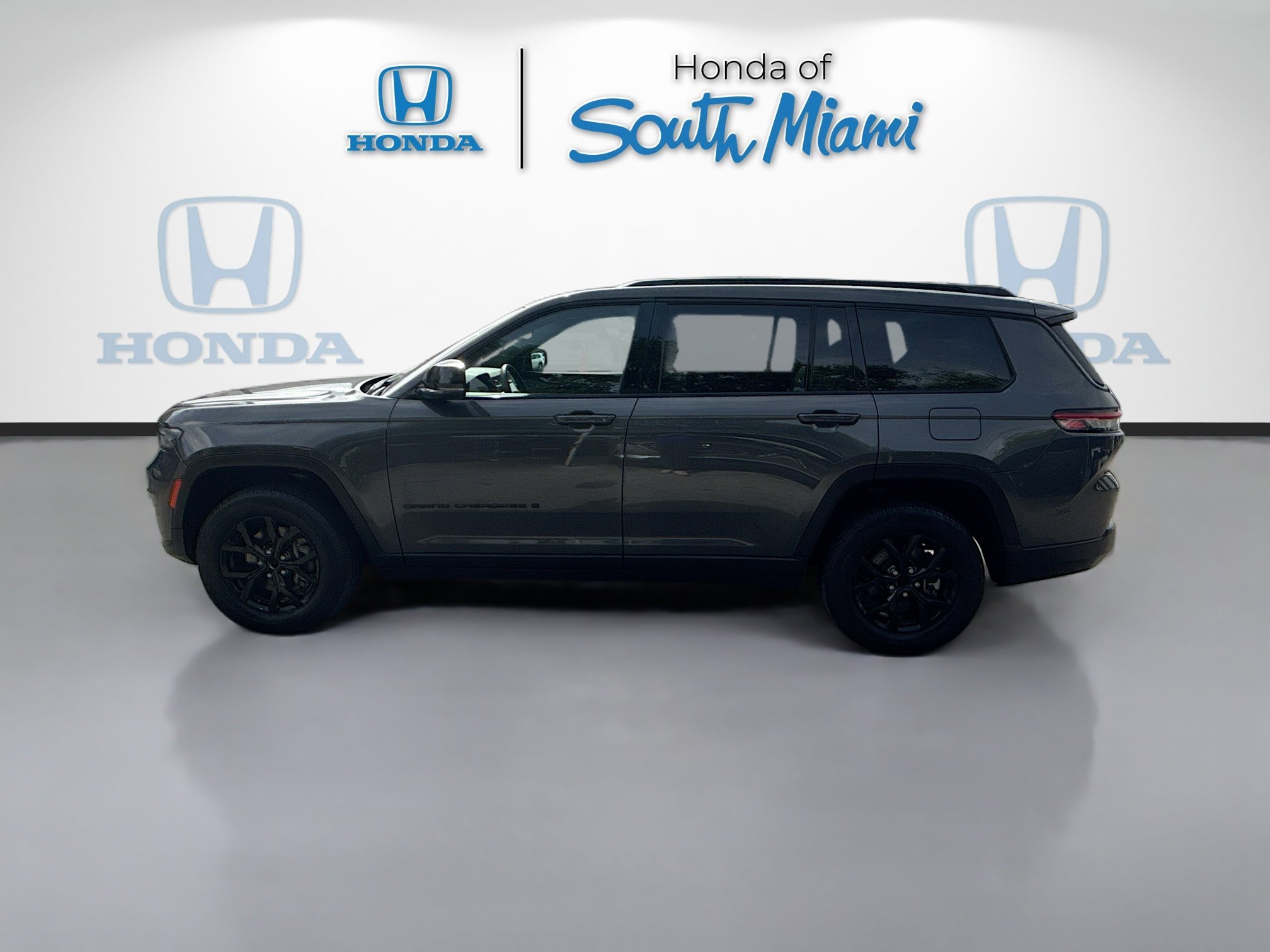 Used 2024 Baltic Gray Metallic Clearcoat Jeep Altitude image 4