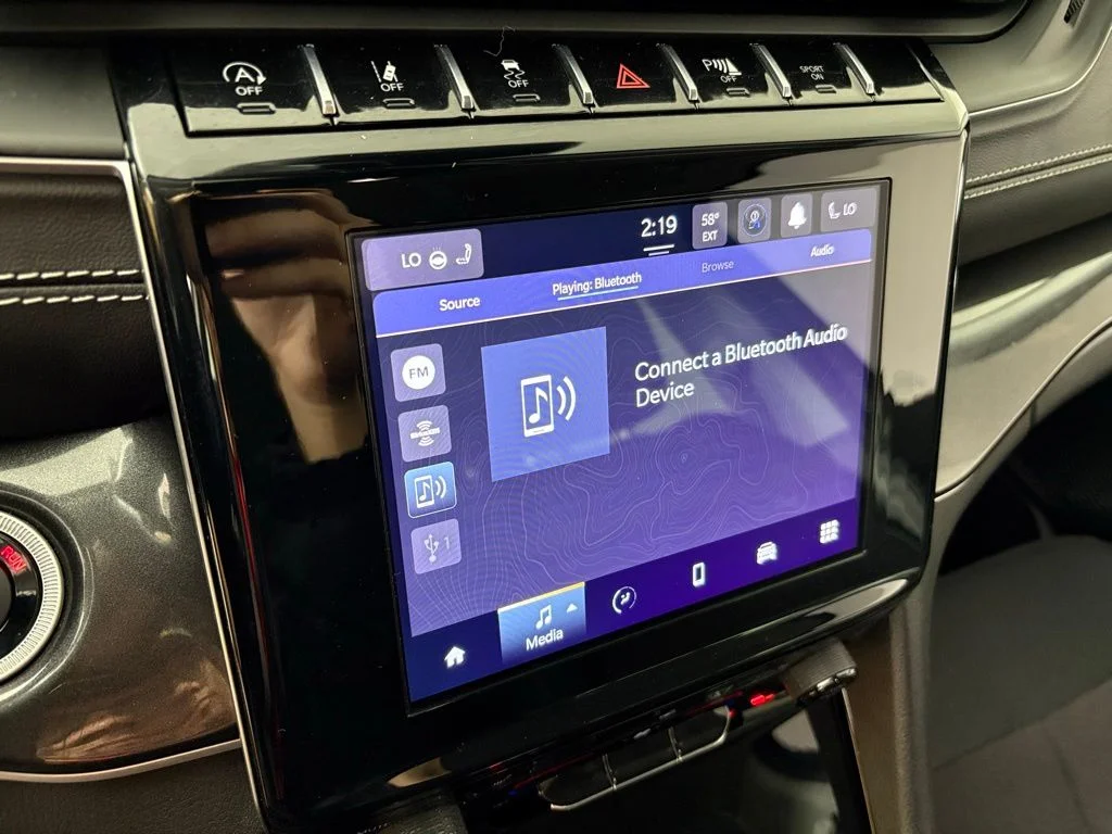 Used 2022 White Jeep Laredo image 27