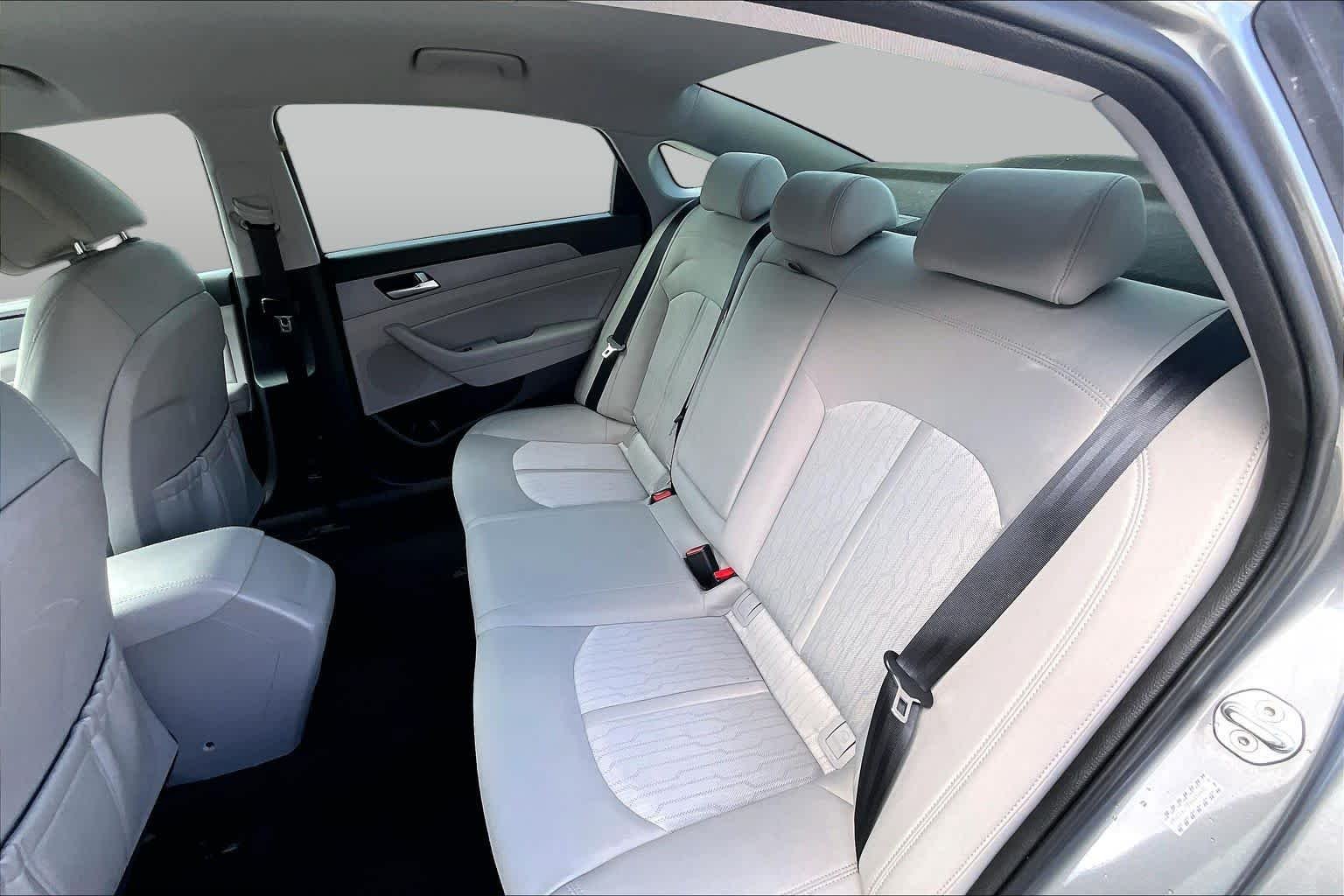 Used 2017 Metropolis Gray Hyundai SE image 18