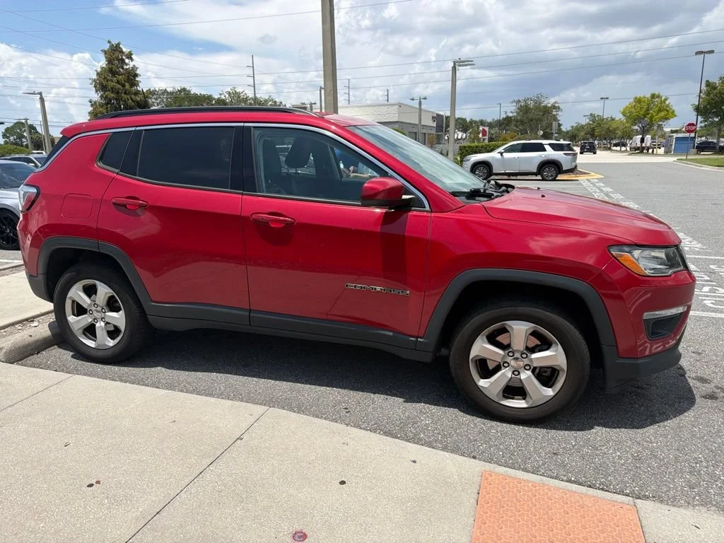 Used 2018 Red Jeep Latitude 4x4 image 3