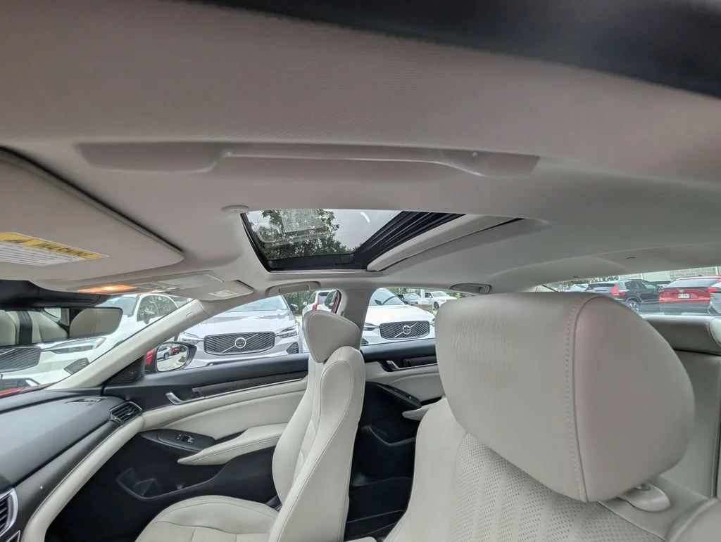 Used 2018 Red Honda Touring image 11