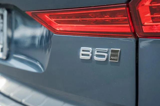 Used 2022 Denim Blue Volvo Momentum image 8