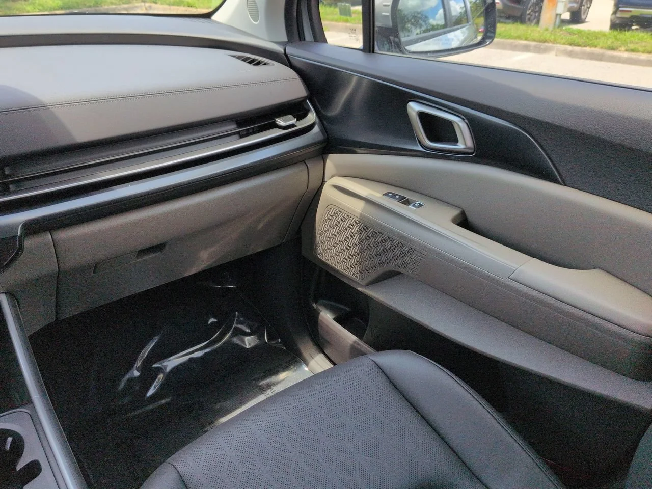 New 2027 Ceramic Silver Kia LXS image 19