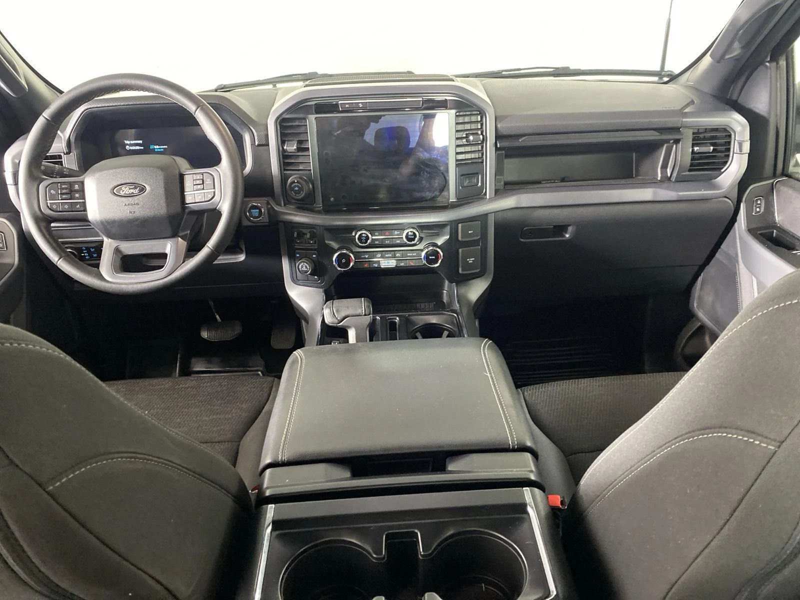 Used 2025 Oxford White Ford XLT image 2