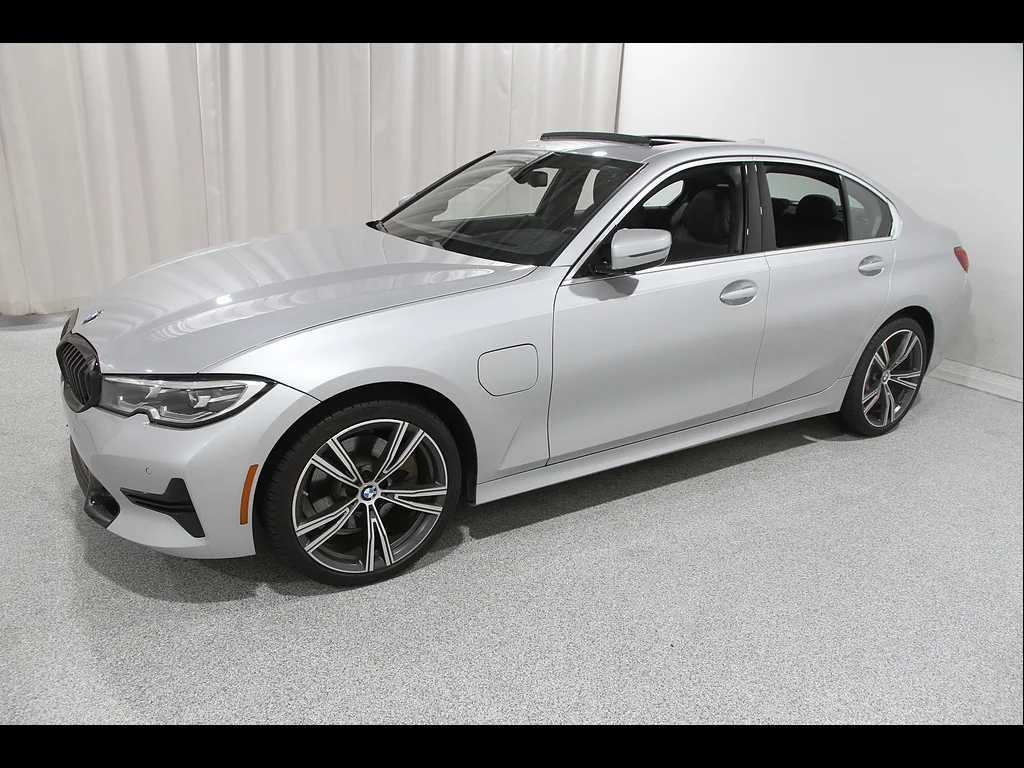 Used 2021 Glacier Silver Metallic BMW 330e xDrive image 3