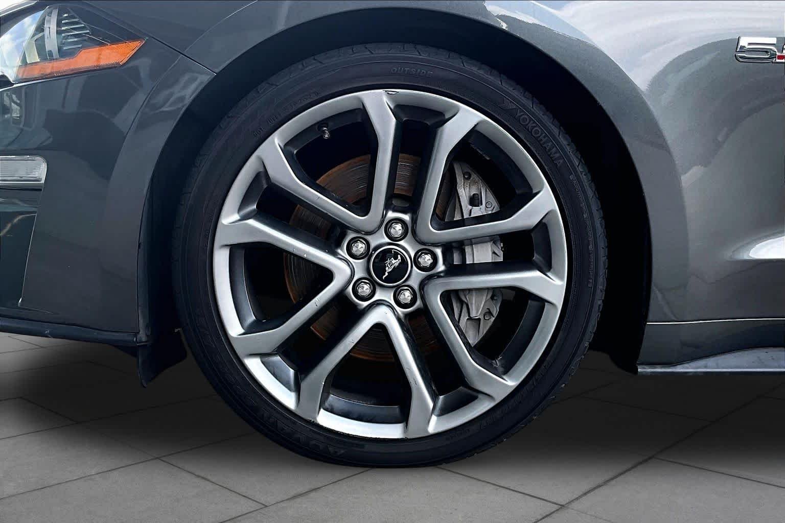 Used 2019 Magnetic Metallic Ford GT Premium image 11