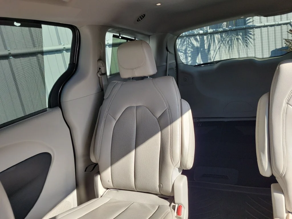 Used 2018 Gray Chrysler Touring L image 14