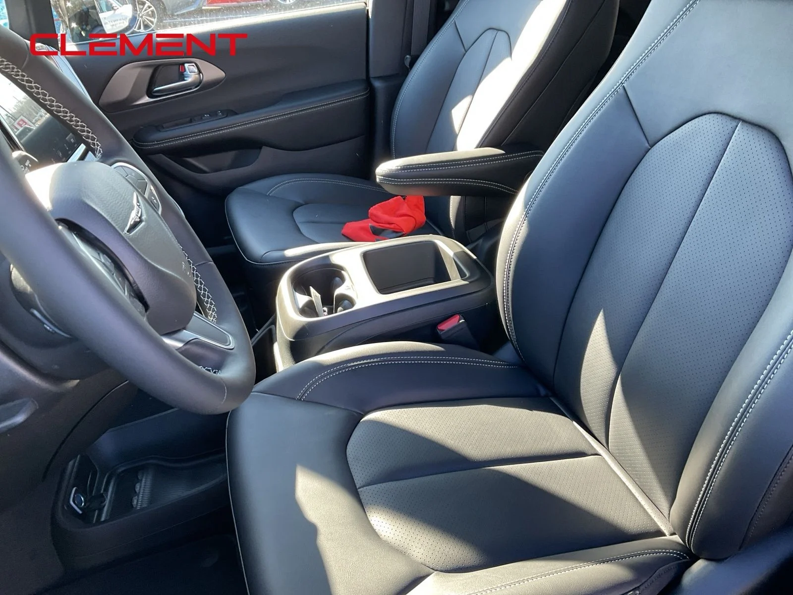 New 2026 Bright White Clear-Coat Exterior Paint Chrysler Select image 17