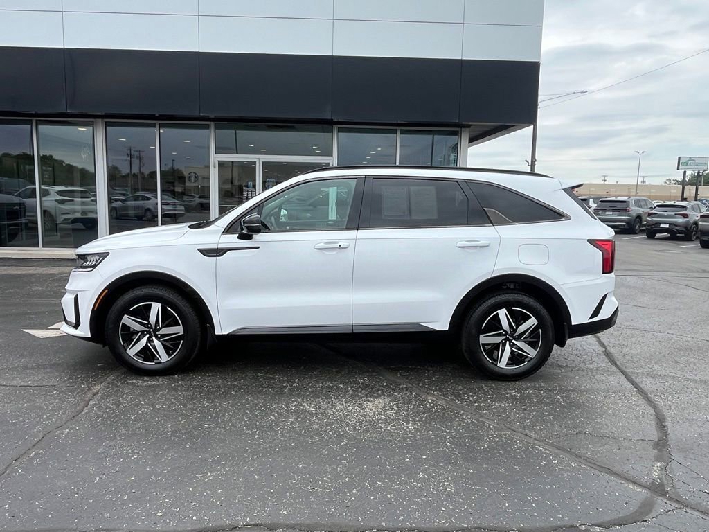 Used 2022 White Kia S image 4