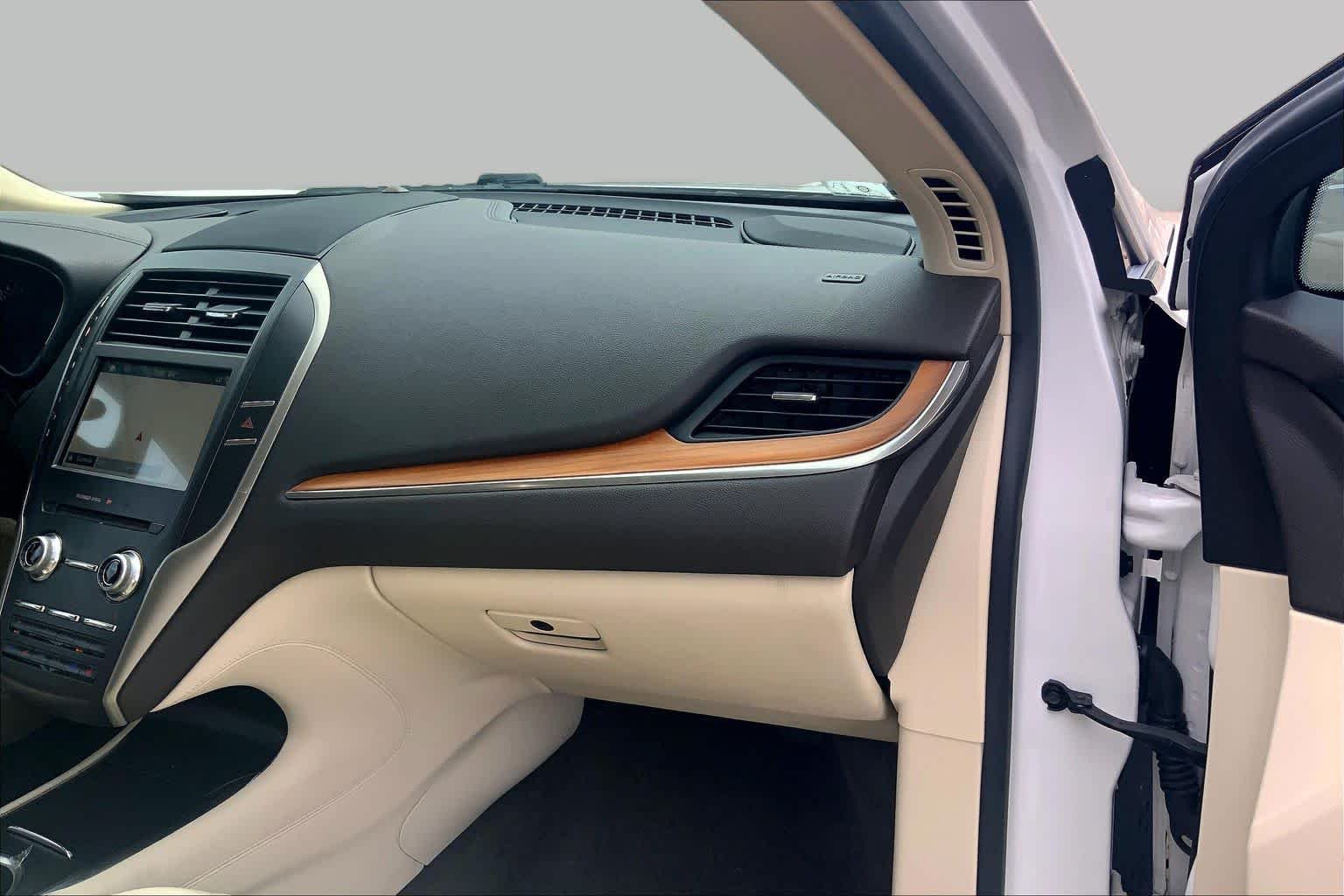 Used 2016 White Platinum Metallic Tri-Coat Lincoln Reserve image 18