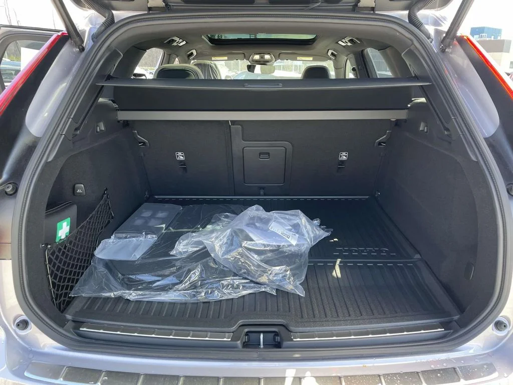 New 2026 Aurora Silver Volvo Plus image 31