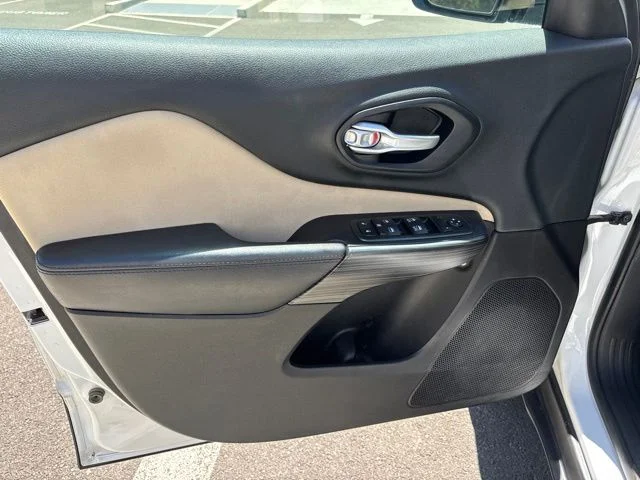 Used 2015 White Jeep Latitude image 18