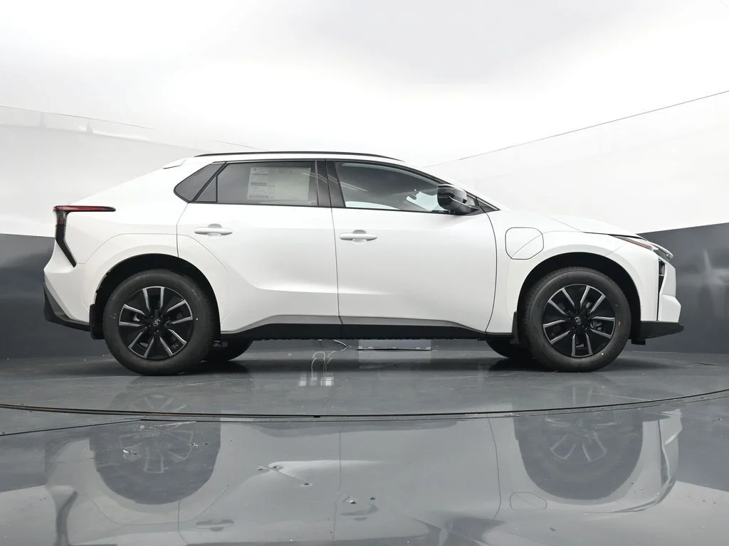 New 2026 Wind Chill Pearl <sup>1</sup> Toyota  XLE image 35