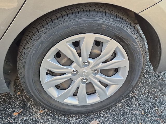 Used 2022 Gray Hyundai SE image 9
