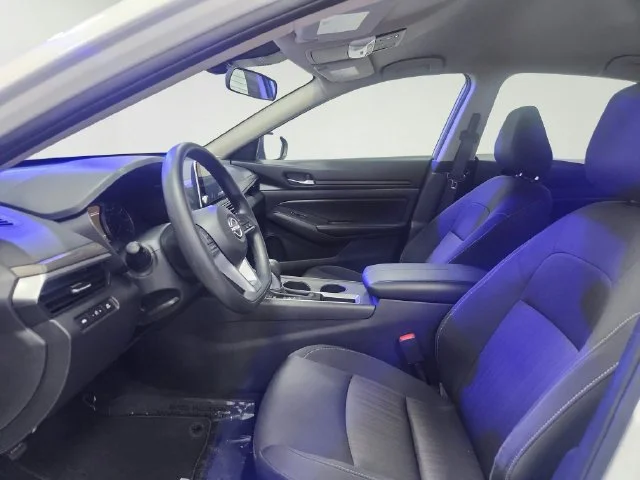 Used 2025 White Nissan 2.5 SV image 9