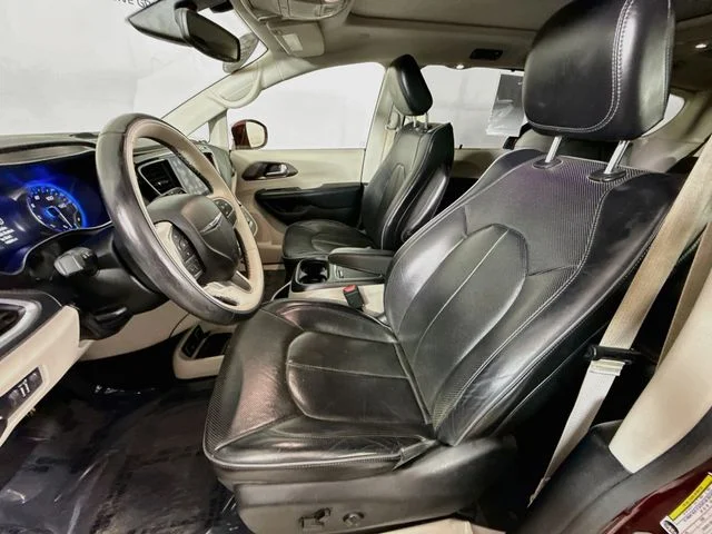 Used 2017 Red Chrysler Limited image 20