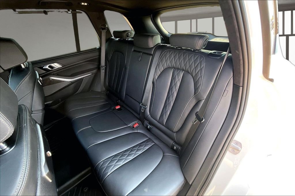 Used 2025 White BMW M60i image 26