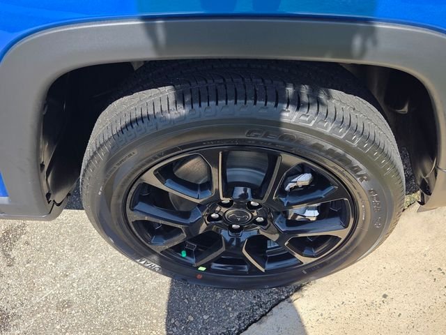 New 2026 Hydro Blue Pearl-Coat Exterior Paint Jeep Latitude image 17